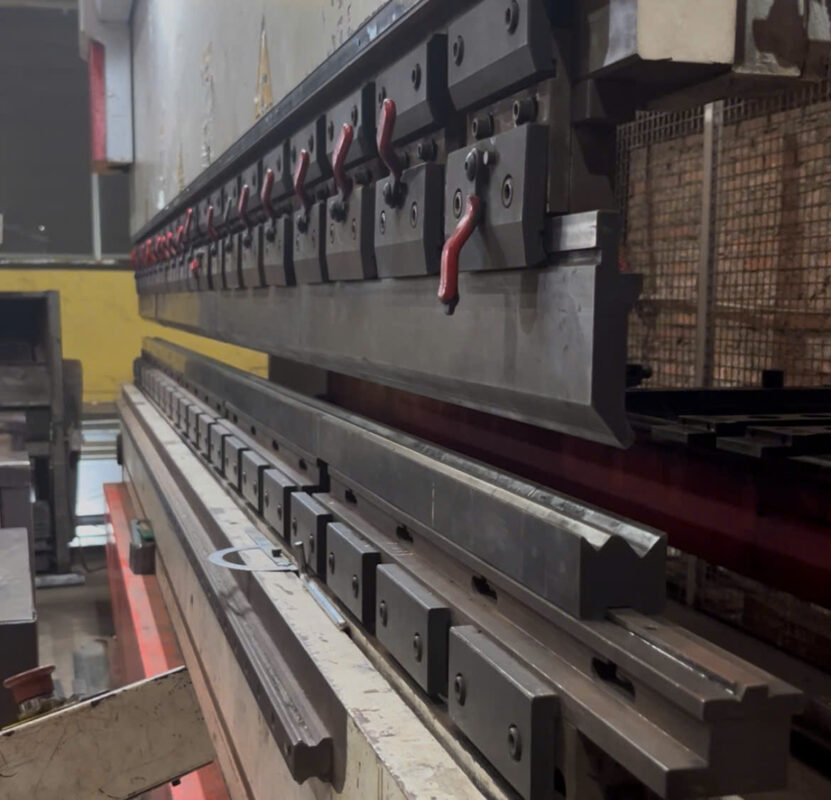 Hệ Thống Máy Chấn CNC Tại Thép Tiến Mạnh